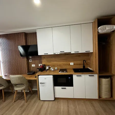 Rora Hotel apartamentowy Yzberishti